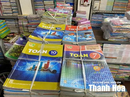 Những cuốn sách giáo khoa cũ “Kết nối tri thức với cuộc sống” đã được bà Lê Thị Vẹn sắp xếp, gói buộc cẩn thận để bán cho khách.