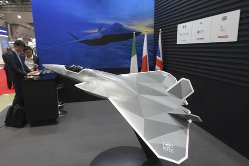 Mô hình máy bay chiến đấu thế hệ mới mà Nhật Bản sẽ cùng phát triển với Anh, Italy để đưa vào sử dụng năm 2035 được trưng bày tại gian hàng của Chương trình Không quân Chiến đấu Toàn cầu ( GCAP) tại Triển làm Hàng không vũ trụ Quốc tế Nhật Bản. Ảnh: AP.