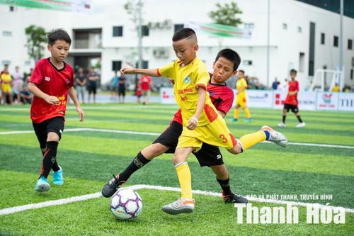 Thiệu Hóa (áo đỏ) và Nam Sầm Sơn rượt đuổi tỉ số ngoạn mục.