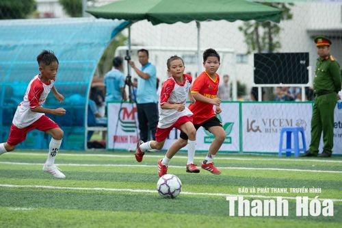 U10 Nghi Sơn (áo trắng) thúc thủ trước U10 Hoằng Hóa ở lượt trận ra quân.