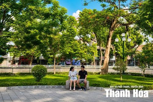 Những hàng ghế trong công viên là nơi vợ chồng anh Vũ Tiến Tâm nghỉ chân, trò chuyện sau khi đi bộ.