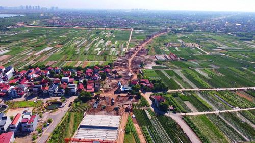 Chiều 1/7, Phó Chủ tịch UBND thành phố Hà Nội Bùi Duy Cường chủ trì cuộc họp, nghe báo cáo tình hình triển khai công tác chuẩn bị đầu tư, thực hiện đầu tư và giải phóng mặt bằng đối với 9 dự án cầu vượt sông Hồng, sông Đuống.