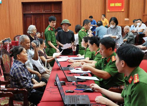 Cán bộ Công an tỉnh, Công ty cổ phần Genestory, Cục Cảnh sát quản lý hành chính về trật tự xã hội tổ chức lấy mẫu sinh phẩm ADN của thân nhân liệt sĩ ở phường Kinh Bắc. (Ảnh: Nguyễn Doan)