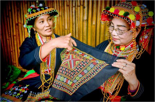  Mỗi đường kim, mũi chỉ không chỉ làm đẹp cho trang phục mà còn góp phần bảo tồn bản sắc văn hóa, giữ gìn hồn cốt dân tộc Dao. 