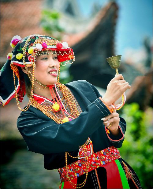  Phụ nữ Dao trong trang phục truyền thống. 