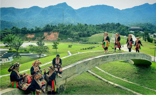  Trang phục của đồng bào Dao nổi bật giữa núi rừng Tây Yên Tử. 