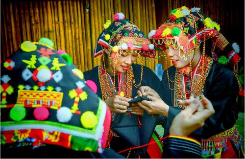  Chiếc khăn đội đầu được thêu rực rỡ, đính những quả bông len nhiều màu, tạo nên vẻ duyên dáng riêng của phụ nữ Dao Thanh Phán. 