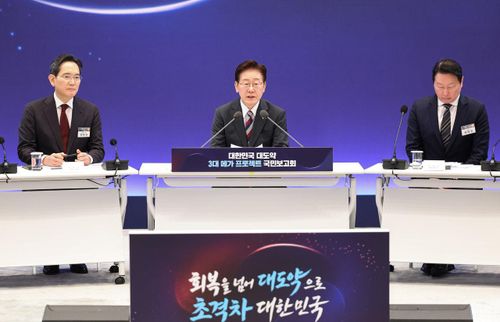 Tổng thống Hàn Quốc Lee Jae Myung (giữa) công bố 3 siêu dự án quốc gia tại sự kiện gần đây. Ảnh: Yonhap