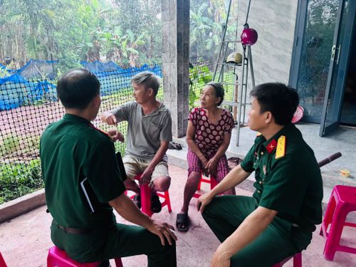 Tìm hiểu thông tin mộ liệt sĩ thông qua các nhân chứng lịch sử. Ảnh: SONG THANH