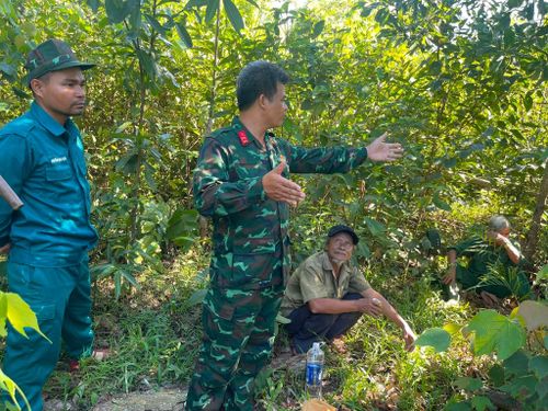 Vượt núi băng rừng tìm thông tin mộ liệt sĩ. Ảnh: Song Thanh
