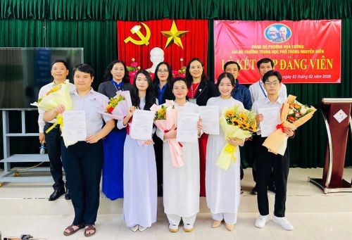 Trong nhiệm kỳ 2025-2027, Chi bộ Trường THPT Nguyễn Hiền đã giới thiệu 19 quần chúng ưu tú là học sinh tham gia các lớp nhận thức về Đảng do Đảng ủy phường Hòa Cường tổ chức. TRONG ẢNH: Lễ kết nạp đảng viên cho học sinh Trường THPT Nguyễn Hiền. Ảnh: ĐẮC MẠNH