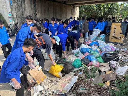 Đoàn viên dọn điểm đen ô nhiễm dưới chân cầu Quảng Hậu (phường Điện Bàn Đông). Ảnh: NGỌC QUỐC