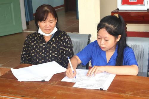 Đoàn viên thanh niên hỗ trợ người dân thực hiện thủ tục hành chính. Ảnh: D.LỆ