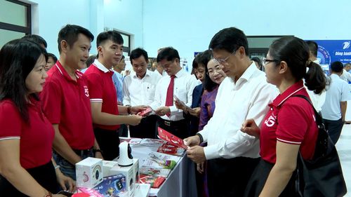 Phó Bí thư Thành ủy Ngô Xuân Thắng (thứ 2 từ phải qua) tham quan gian hàng trưng bày sản phẩm, giải pháp phát triển khoa học công nghệ. Ảnh: VĂN HÙNG - TẤN YÊN