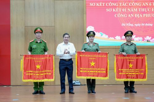 Phó Chủ tịch UBND thành phố Phan Thái Bình (thứ 2 từ trái qua) trao Cờ thi đua năm 2025 của Chính phủ cho các tập thể thuộc Công an thành phố. Ảnh: T.CÔNG