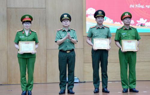 Thiếu tướng Nguyễn Hữu Hợp, Giám đốc Công an thành phố (thứ 2 từ trái sang) trao danh hiệu Chiến sĩ thi đua của Bộ Công an cho các lãnh đạo Công an thành phố. Ảnh: T.CÔNG