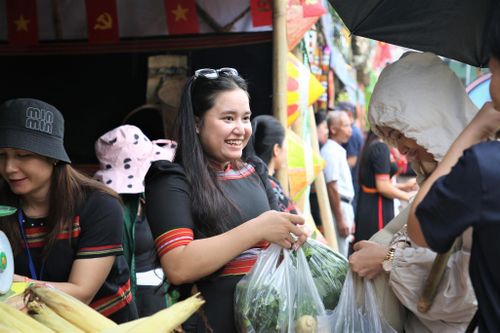 Những thiếu nữ vùng cao chào bán mặt hàng nông sản, phục vụ nhu cầu mua sắm của du khách. Ảnh: ALĂNG NGƯỚC