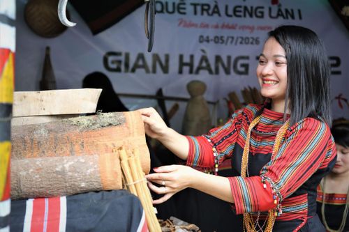 Thiếu nữ Ca Dong chào mời khách tham quan các sản phẩm được làm từ quế. Ảnh: ALĂNG NGƯỚC