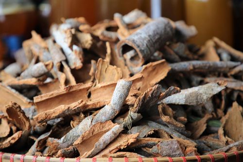 Vỏ quế khô được bày bán, trở thành mặt hàng ưa chuộng của du khách tại lễ hội. Ảnh: ALĂNG NGƯỚC