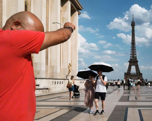 Nhiều du khách đến Paris, Pháp phải điều chỉnh thời gian tham quan cũng như rút ngắn lịch trình vì nắng nóng khốc liệt. Ảnh: Shutterstock