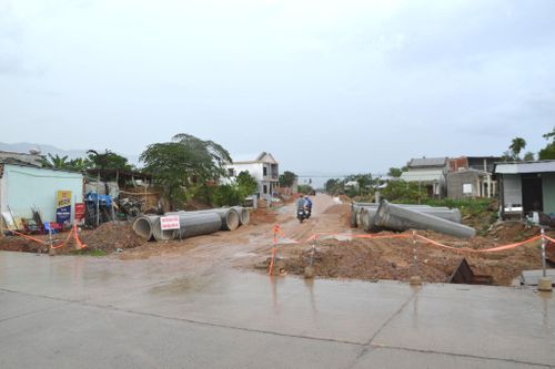Điểm đầu của đường dẫn cầu An Bình cũng chỉ mới đầu tư đến nút giao ĐT609C. Ảnh: CÔNG TÚ