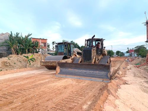 Nhà thầu thi công cầu An Bình sẽ làm xong đường dẫn bờ xã Vu Gia vào cuối tháng 7/2026. Ảnh: CÔNG TÚ