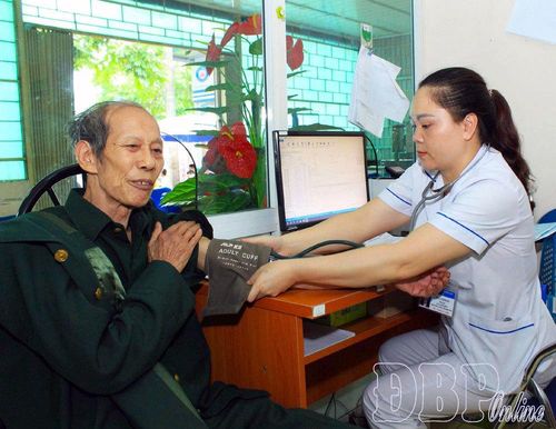 Người dân khám bệnh tại Bệnh viện Đa khoa tỉnh.