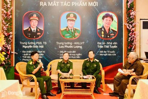 Trung tướng, PGS.TS Nguyễn Đức Hải (thứ 2, từ trái qua) trong buổi ra mắt tác phẩm mới.