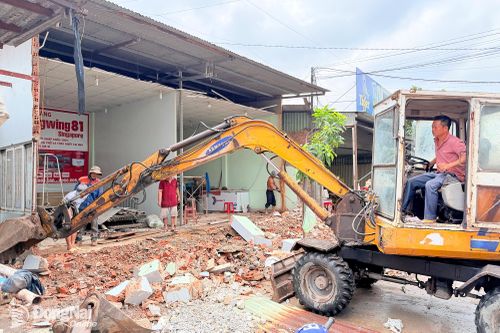 Người dân phường Trảng Dài tự nguyện tháo dỡ nhà, tài sản để bàn giao mặt bằng mở rộng đường Nguyễn Thái Học.