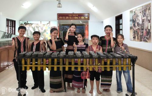 Thành viên lớp học đàn đá xã Thiện Hưng tham quan Khu Bảo tồn văn hóa dân tộc S'tiêng sóc Bom Bo.
