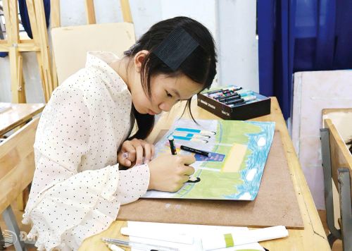 Trẻ em xã Đăk Ơ tham gia thi vẽ tranh trong khuôn khổ Hội thi Vẽ tranh và Kể chuyện theo sách xã Đăk Ơ năm 2026. Ảnh: Hoài Thu