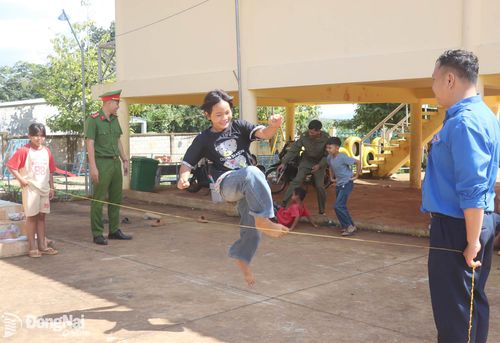 Trẻ em ở thôn Đăk Mai, xã Bù Gia Mập tham gia trò chơi nhảy dây - hoạt động được nhiều trẻ em yêu thích.