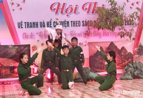 Một tiết mục trong khuôn khổ Hội thi Vẽ tranh và Kể chuyện theo sách xã Đăk Ơ năm 2026 với chủ đề: Tự hào Việt Nam - Tiếp nối truyền thống, khát vọng vươn lên. Ảnh: Hoài Thu