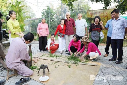 Du khách tham quan, trải nghiệm nghề làm thuốc rê xưa của người dân Cao Lãnh.