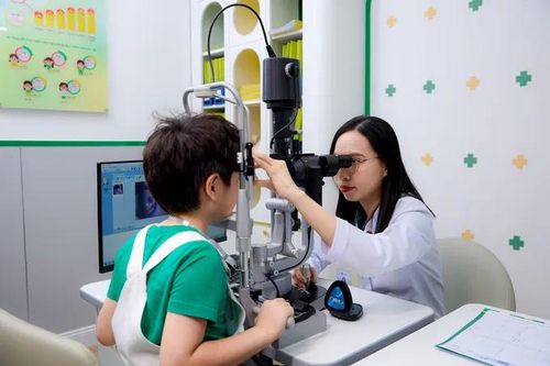 Bác sĩ thăm khám mắt cho trẻ.