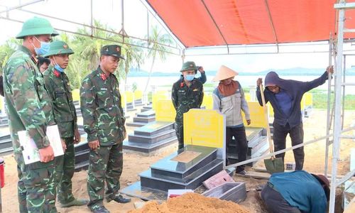  Tại Nghĩa trang Liệt sĩ Mỹ Thắng (xã Phù Mỹ Đông), các thành viên Đội lấy mẫu số 1 vẫn miệt mài thực hiện từng công đoạn theo đúng quy trình kỹ thuật. Ảnh: H.H 