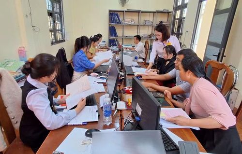  Tổ công tác làm việc cả ngày thứ Bảy, Chủ nhật, tăng tốc xử lý hồ sơ tồn đọng trên lĩnh vực đất đai ở xã Ia Hrung. Ảnh: Mai Lâm 