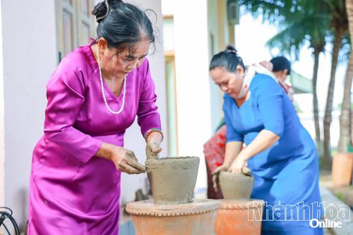 Nghệ nhân làng gốm Bàu Trúc thực hiện công đoạn sản xuất sản phẩm gốm truyền thống. Ảnh: NHÂN TÂM