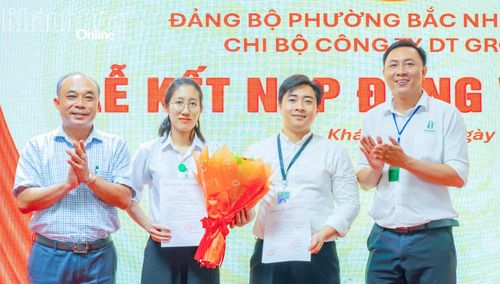 Trao quyết định kết nạp cho 2 đảng viên mới.