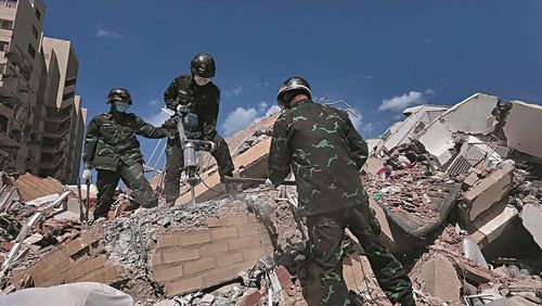 Lực lượng Quân đội Việt Nam triển khai nhiệm vụ cứu hộ, cứu nạn tại hiện trường. 