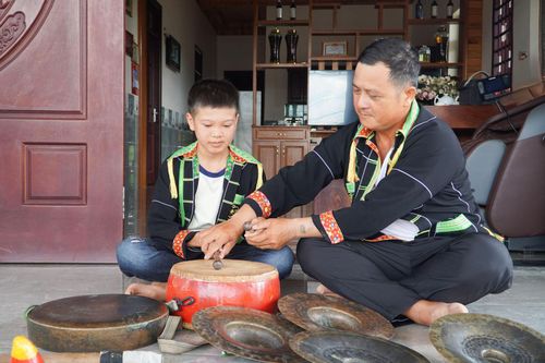 Tiếng trống, tiếng chiêng góp phần làm cho điệu múa sư tư mèo thêm sinh động
