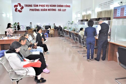 Người dân đang chờ làm thủ tục tại phường Xuân Hương - Đà Lạt
