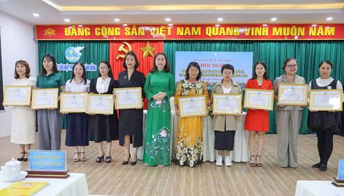 Chị Trần Thị Sáu (thứ 5 bên phải qua) được Hội Liên hiệp Phụ nữ tỉnh khen thưởng