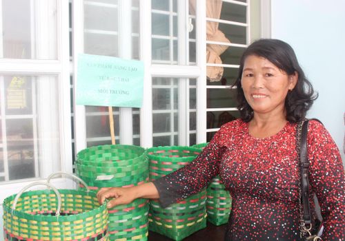 Chị Sáu với những chiếc giỏ nhựa từ dây linh kiện bỏ đi