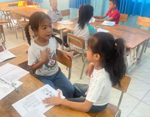 Các em được khuyến khích giao tiếp bằng tiếng Anh với bạn