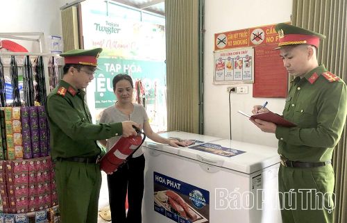 Công an xã kiểm tra và hướng dẫn công tác phòng cháy, chữa cháy tại các hộ gia đình nhà ở kết hợp kinh doanh trên địa bàn.