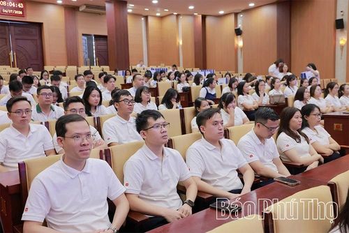 Cán bộ, nhân viên các tổ chức tín dụng tham dự diễn đàn.