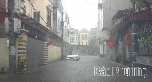 Một tuyến phố trên địa bàn phường Việt Trì bị ngập cục bộ do mưa lớn chiều 4/7.