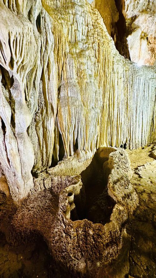 Thạch nhủ tuyệt đẹp trong hệ thống hang động ở Khu du lịch sinh thái Sơn Kiều - Ảnh: Nguyễn Hoàng