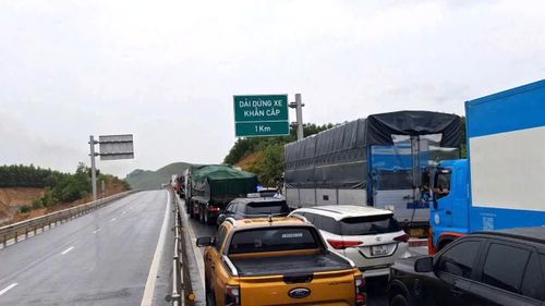 Vụ cháy khiến các phương tiện lưu thông trên cao tốc theo hướng Bắc-Nam bị ùn tắc kéo dài - Ảnh: T.Đ